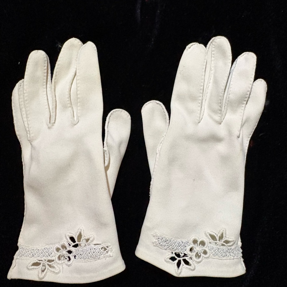 Vintage Elegant women’s White Lace Gloves